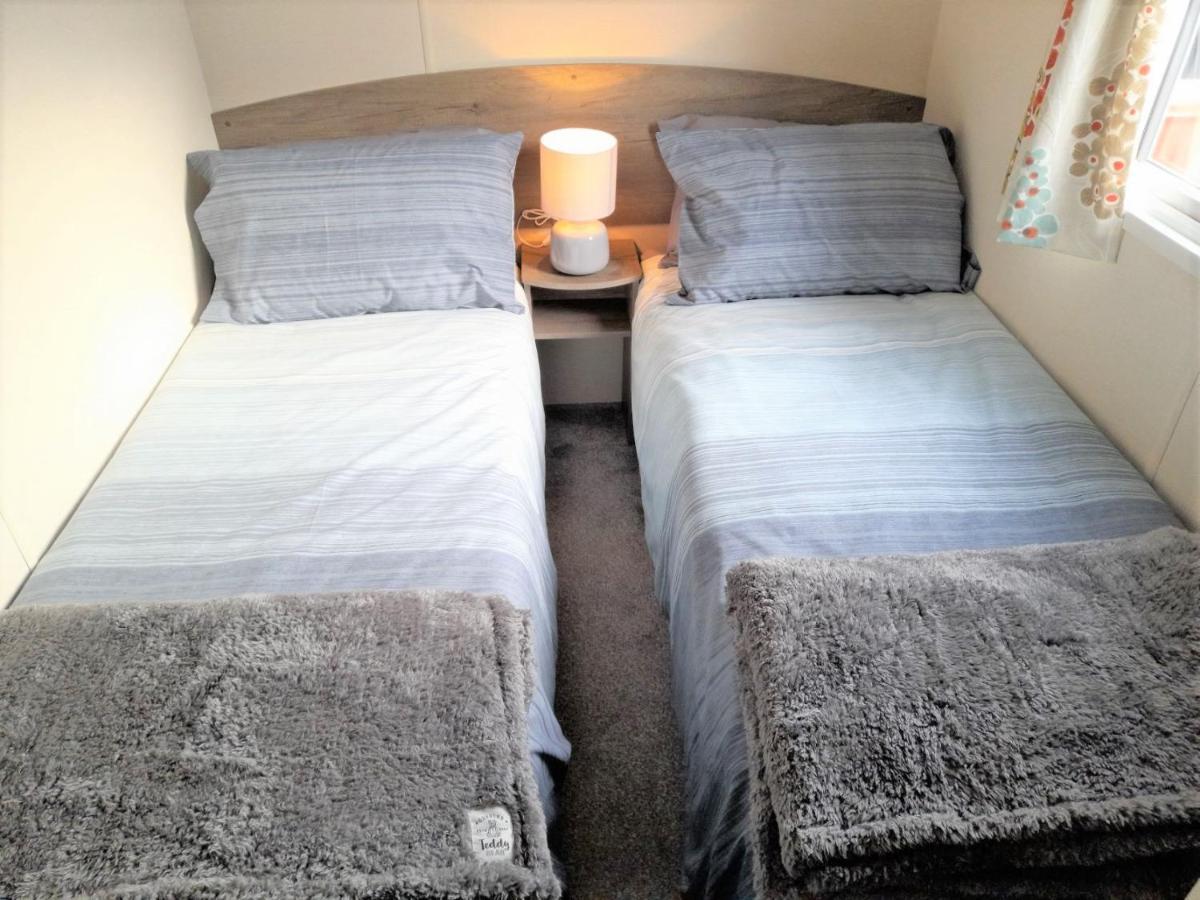 3 Bedroom Modern Caravan Sleeps Up To 8 Millom Bagian luar foto